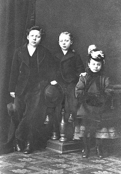 File:Siblings 1890 hg.jpg