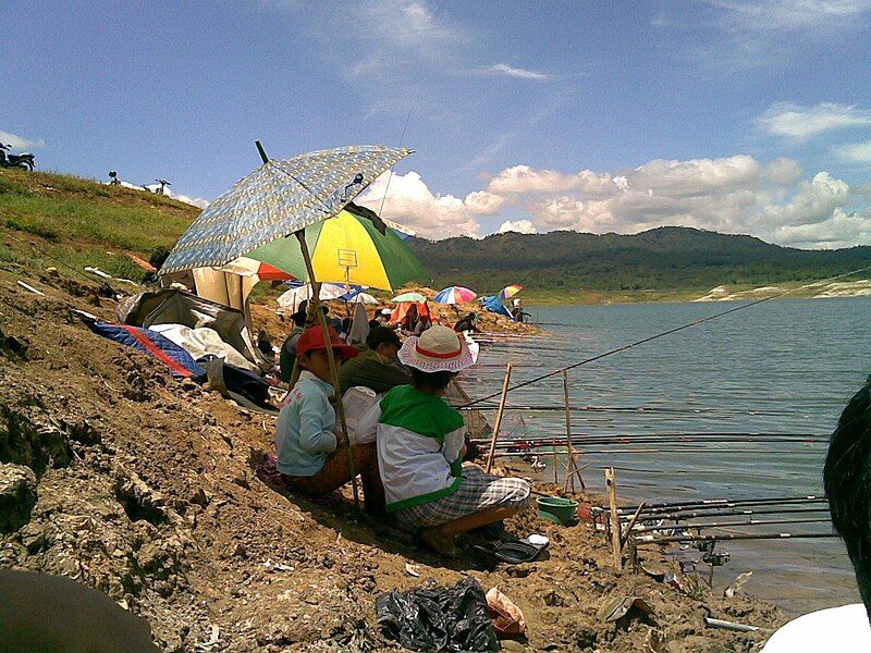 File:Waduk Wadaslintang Pemancingan.jpg