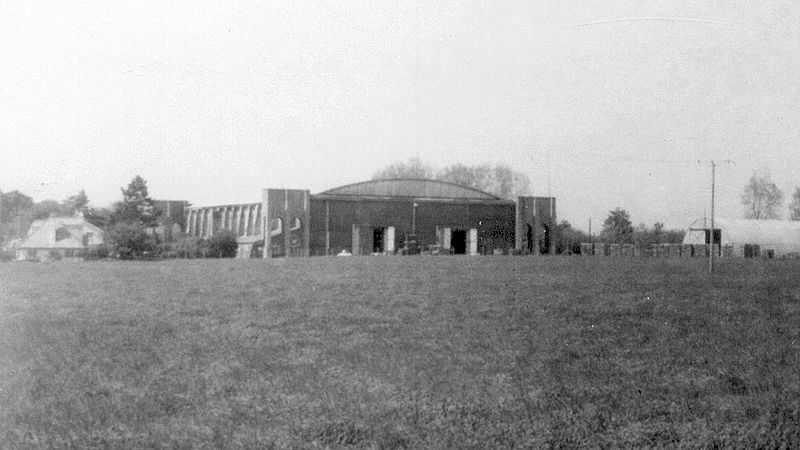 File:Bekesbourne Aerodrome hangar.jpg