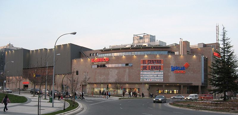 File:Centro comercial Lakua.JPG