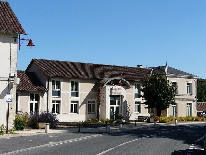 File:Château-l'Évêque mairie.JPG