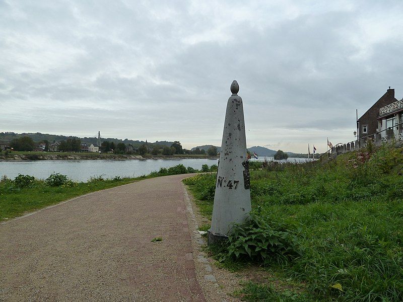 File:Eijsden-Grenspaal 47 (NL).JPG