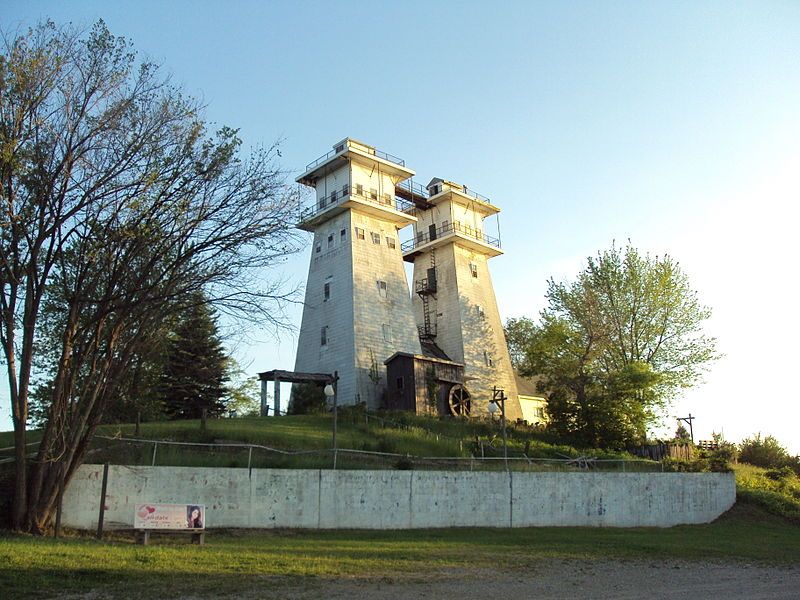 File:Irish Hills Towers.JPG