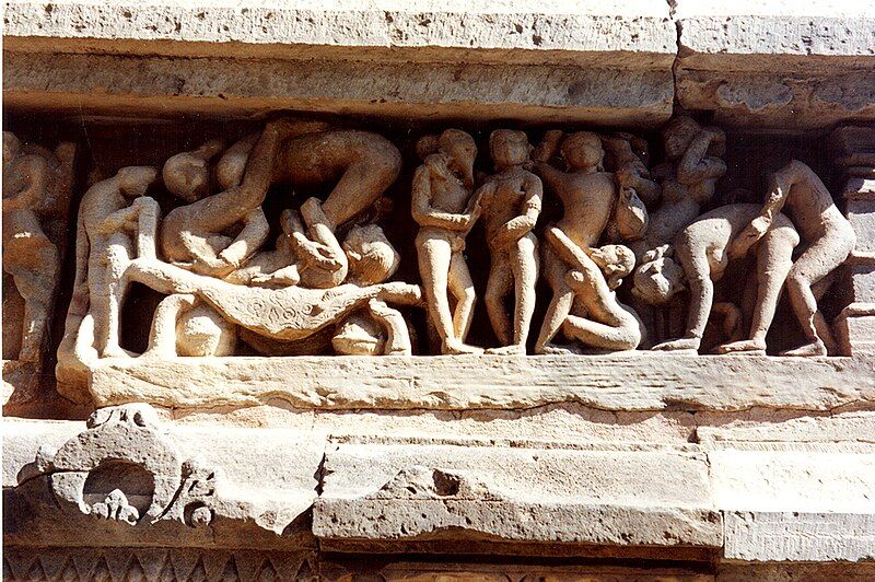 File:Khajuraho-erotischerFriess.jpg