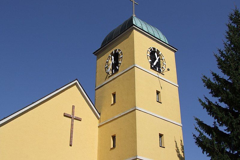 File:Kleinharras Pfarrkirche Turm.jpg