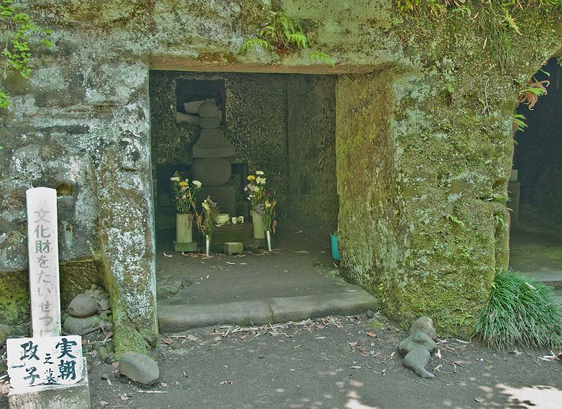 File:Minamoto-no-Sanetomo's-cenotaph.jpg