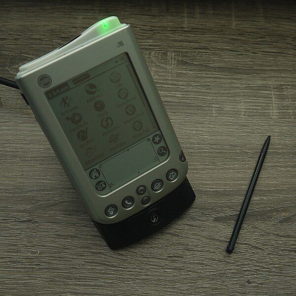 File:Palm i705 cradle+stylus.jpg