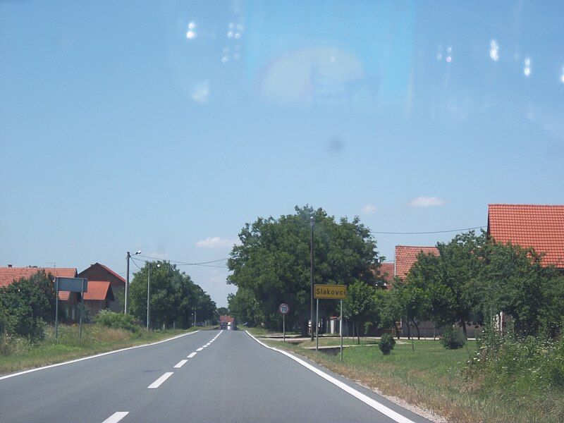 File:Slakovci 1-Слаковци 1.JPG