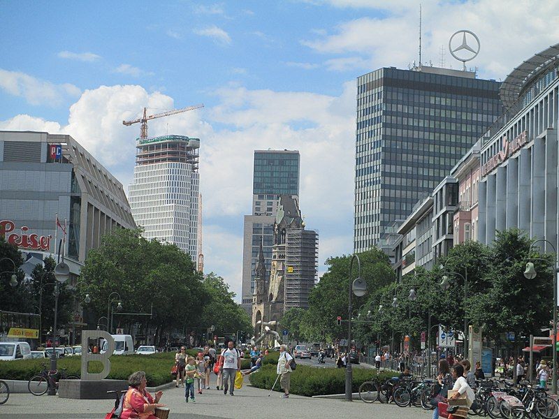 File:Tauentzienstraße (Berlin-Charlottenburg).jpg