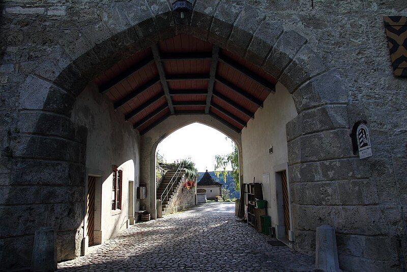 File:TeufenEntranceToTheOldCastle.jpg