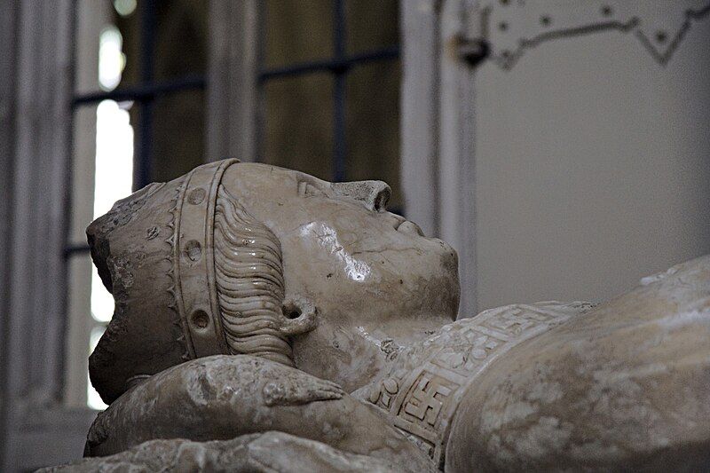 File:Winchestercathedralheadonwilliamedingtontomb.jpg