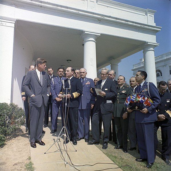 File:Alte.Vago y JFK.jpg