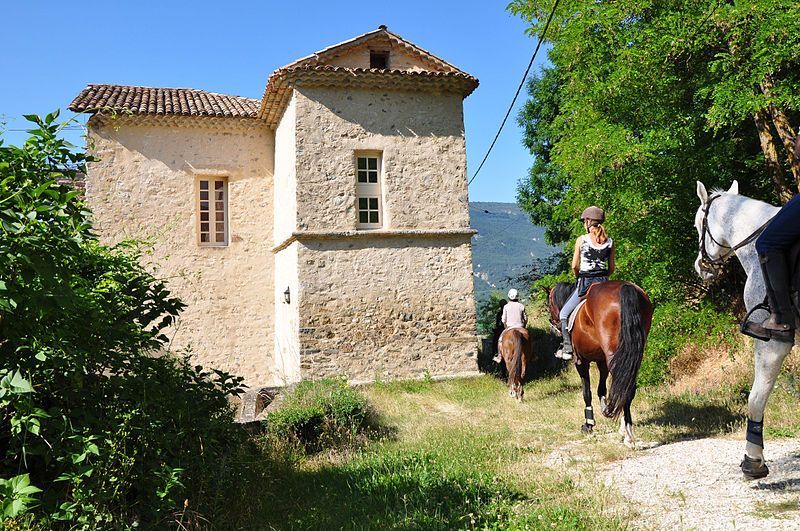 File:Château à Clumanc.jpg