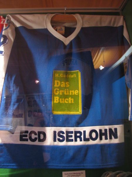 File:ECD-Trikot Gruenes Buch.JPG