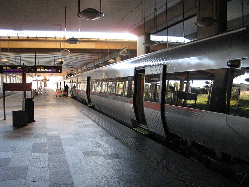 File:Flytoget at Gardermoen.jpg