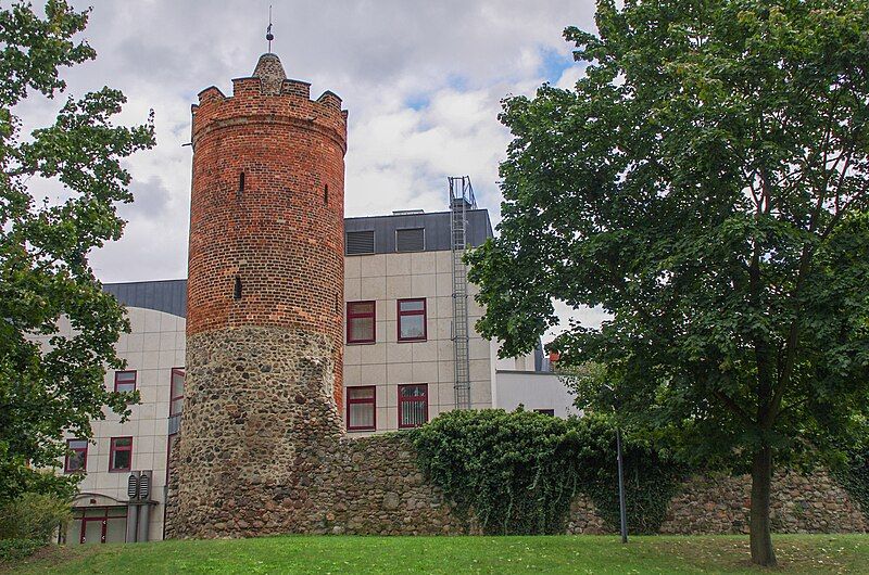 File:Fuerstenwalde Bullenturm.jpg