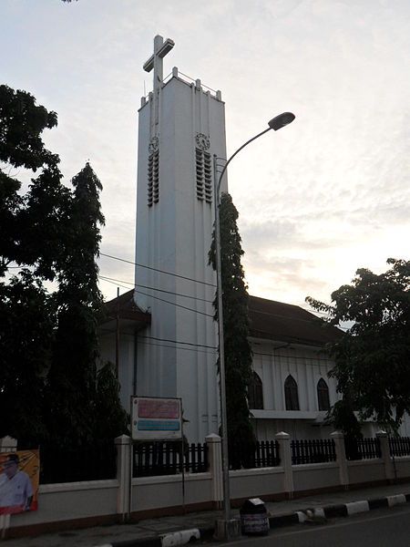 File:Gereja Katedral Banjarmasin.jpg