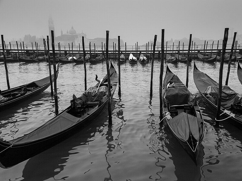 File:Gondola Mooring.jpg