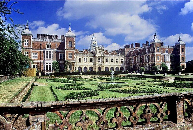 File:Hatfield House.jpg