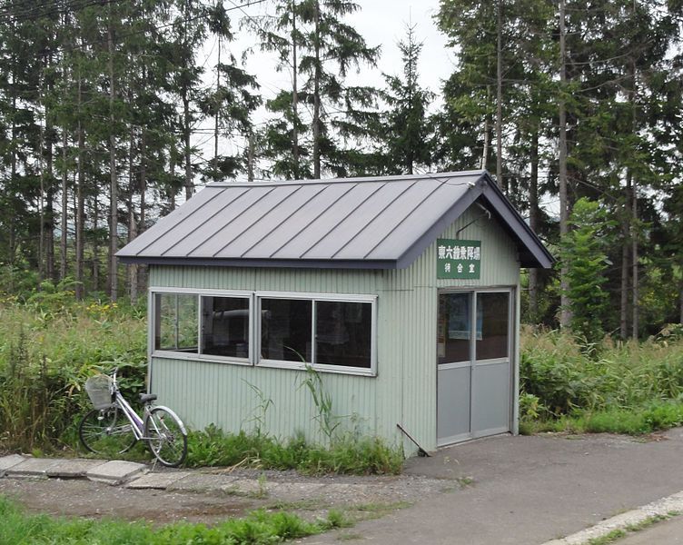 File:Higashi-Rokusen-Station-waiting room.jpg