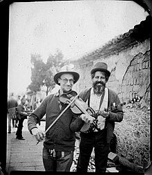 Kirk Kenney and Chris Hawke of the Beijing-based string band Hutong Yellow Weasels 胡同黄鼠狼 in Dali Yunnan in February 2014