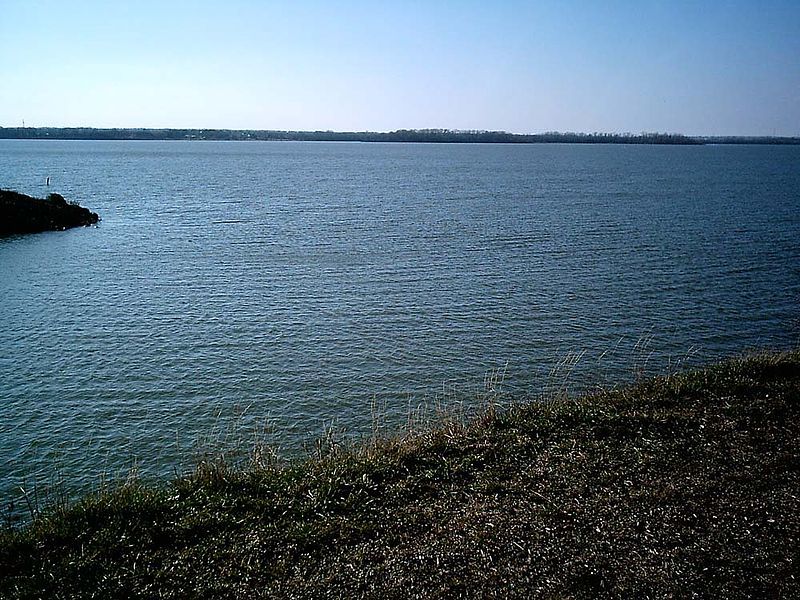 File:Lake Pat Cleburne.jpg