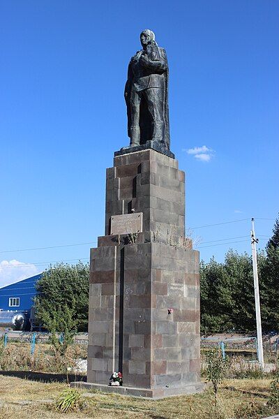 File:Lichk WWII Monument.JPG