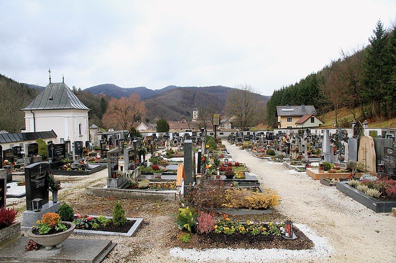 File:Lilienfeld - Friedhof.JPG