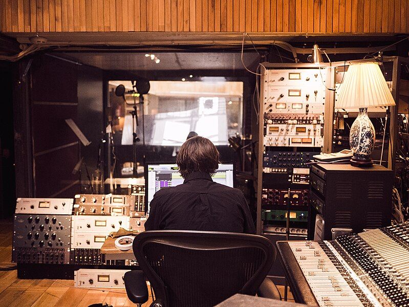 File:Mixing session (Unsplash).jpg