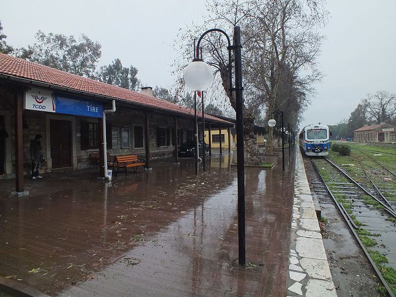 File:Tire railway station.jpg