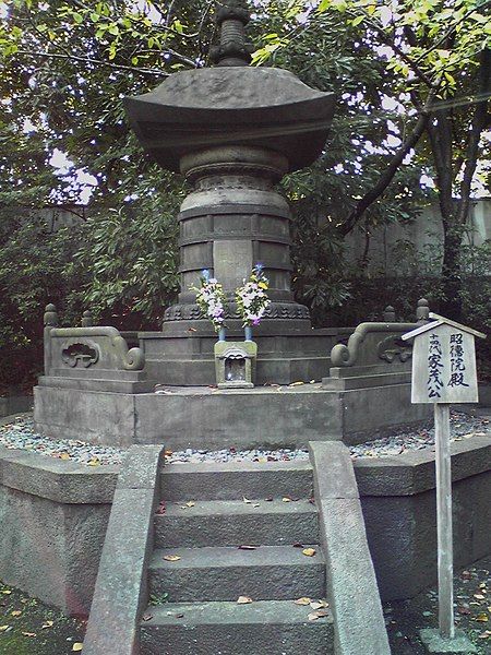 File:TokugawaIemochi grave.JPG