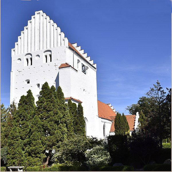 File:Tranebjerg kirkeC3Turm.jpg