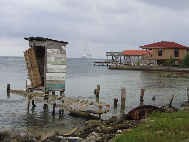 File:Útila beach outhouse.jpg