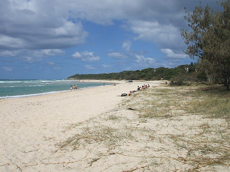 File:Beach on Straddie.jpg