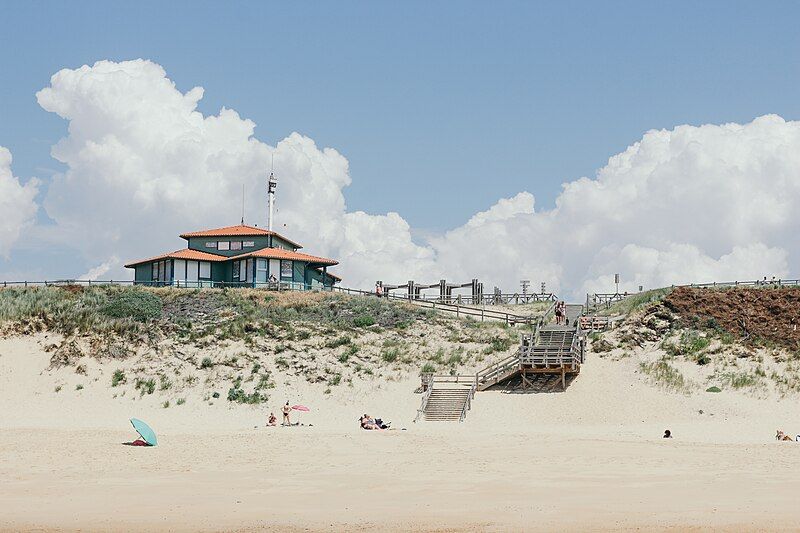 File:Beachfront property (Unsplash).jpg