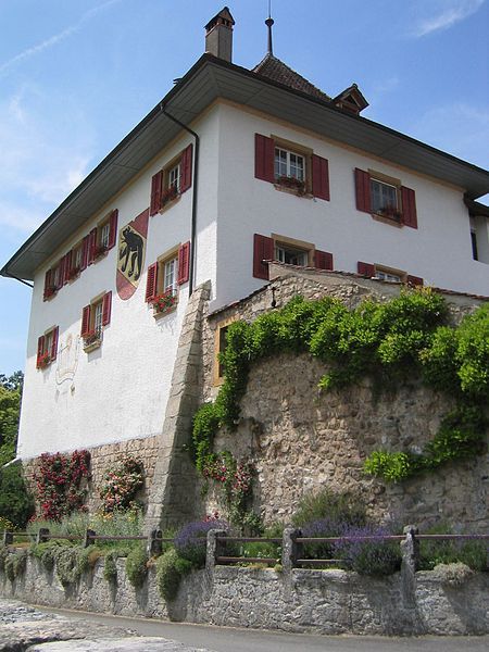 File:CH Erlach Schloss.JPG