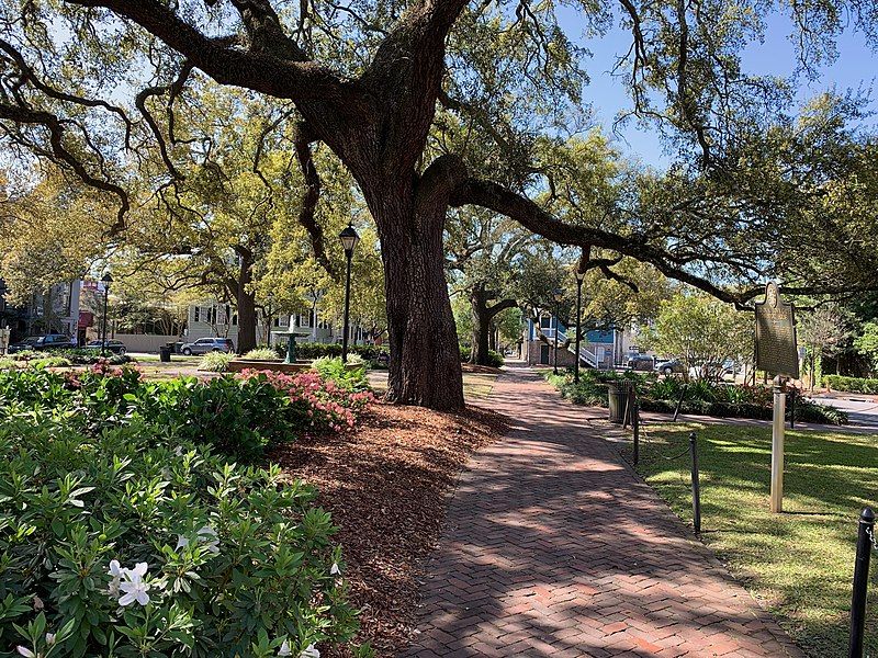 File:Columbia Square, Savannah.jpg