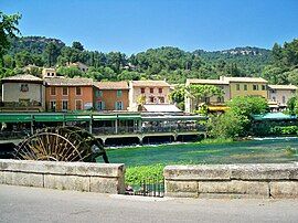 The village of Fontaine-de-Vaucluse, with the river in the foreground