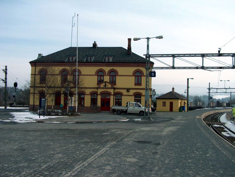 File:Honefoss-stasjon-0tb.jpg