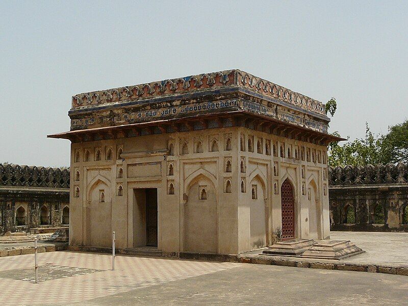 File:Jamali Kamali tomb.jpg