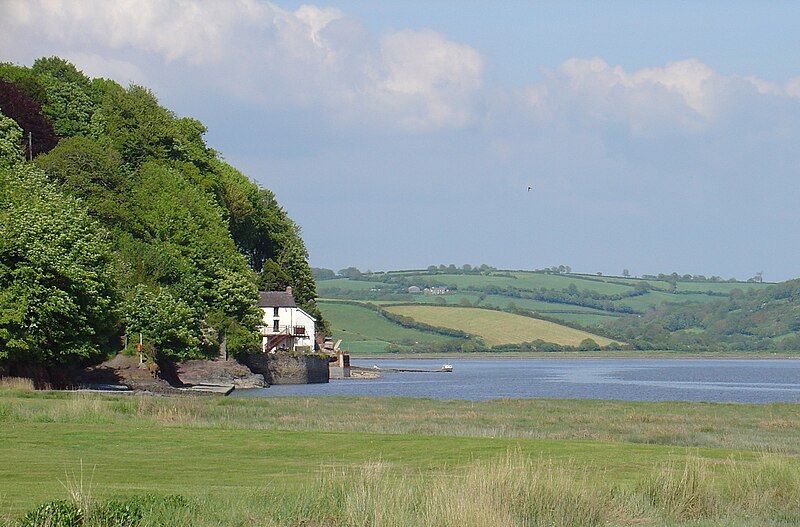 File:LaugharneBoatHouse.JPG