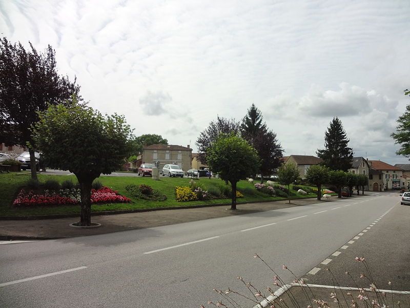 File:Mézières-sur-Issoire, place.jpg