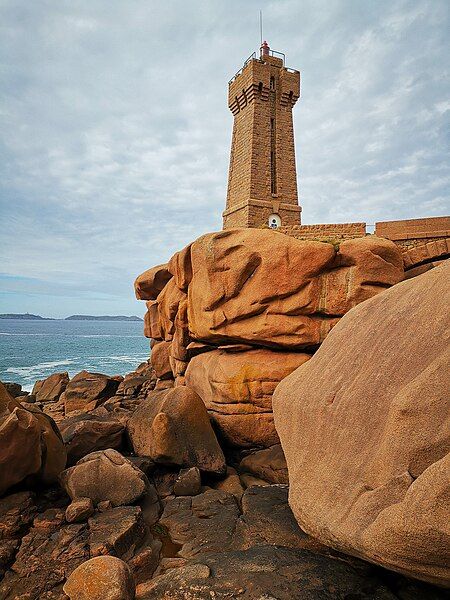 File:Men Ruz Lighthouse.jpg