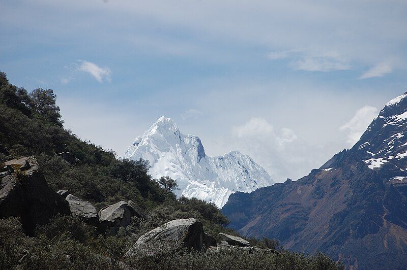 File:Nevado Tullparaju.jpg