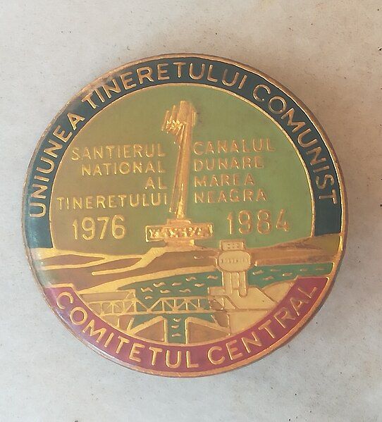 File:Pin Monumentul Tineretului.jpg