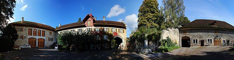 File:TeufenInteriorViewOfTheOldCastle.jpg