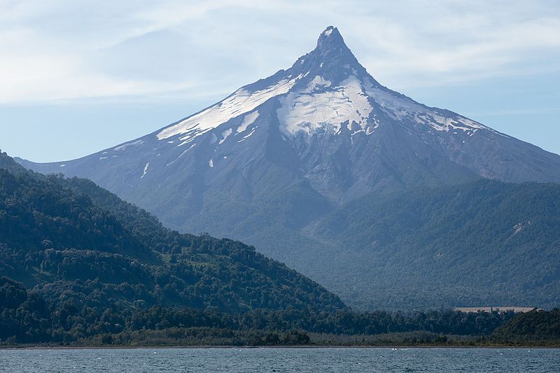 File:Volcán puntiagudo (22543396561).jpg