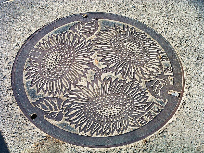 File:Zama manhole cover2.JPG