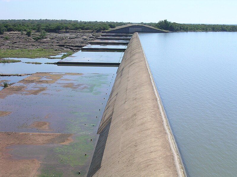 File:Zhovhe spillway.jpg