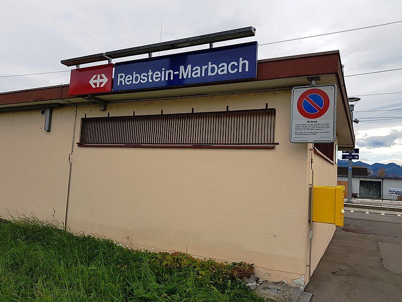 File:Bahnhof Rebstein-Marbach Nebengebäude.jpg